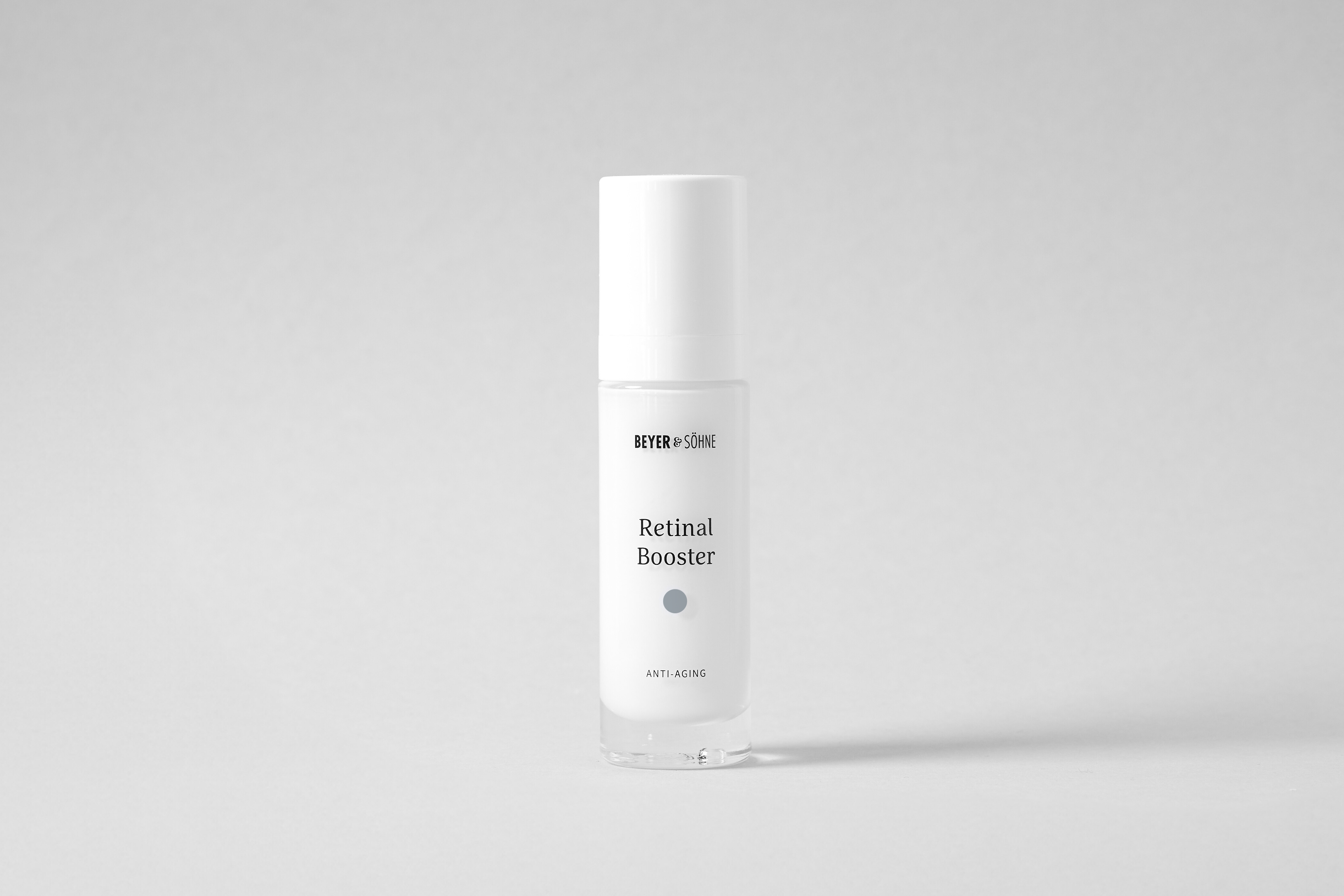 Produktfoto des Beyer & Söhne Retinal Boosters in schlichtem, edlen weißem Pumpspender auf neutral grauem Hintergrund.